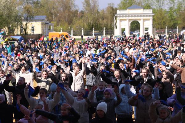 На живописной площадке Усадьбы Гребнево прошел масштабный международный танцевальный флешмоб «Эхо Побед»