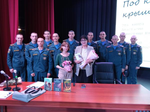 Встреча с писателями Юлией и Анастасией Лавряшиными Встреча с писателями Юлией и Анастасией Лавряшиными